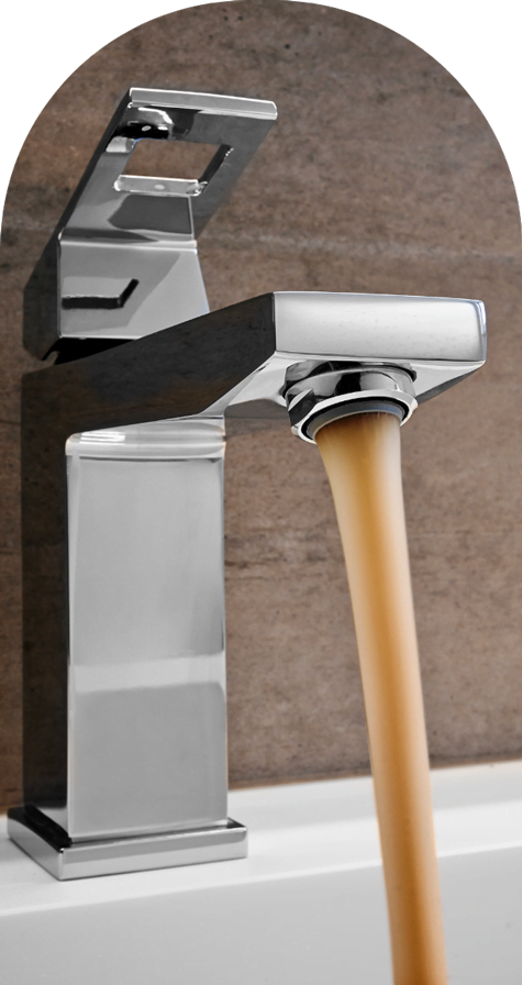 probleme-deau-ferreuse Problème d'eau ferreuse. Robinet avec de l'eau orange.