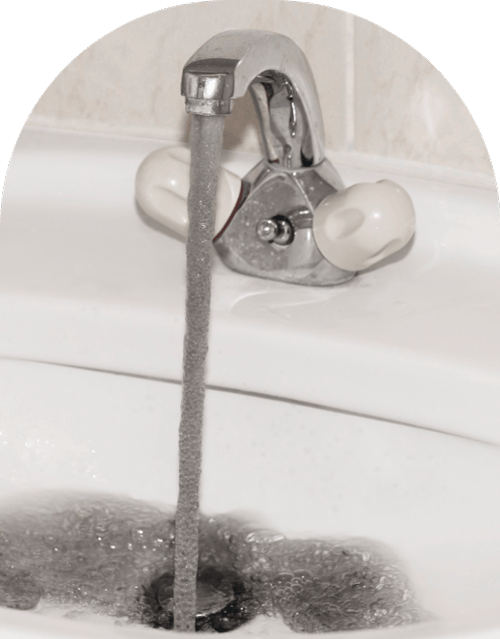 Robinet rejetant de l'eau noire ou grise à cause d'un problème de manganèse dans l'eau