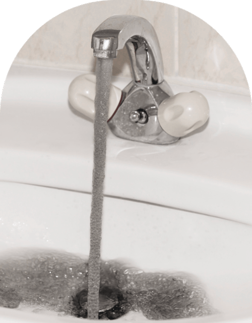 probleme-deau-soufre Robinet rejetant de l'eau noire ou grise à cause d'un problème de manganèse dans l'eau